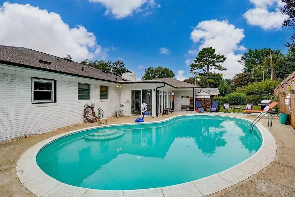 Poolside Bungalow With Fire Pit Fun And King Suite シャーロット