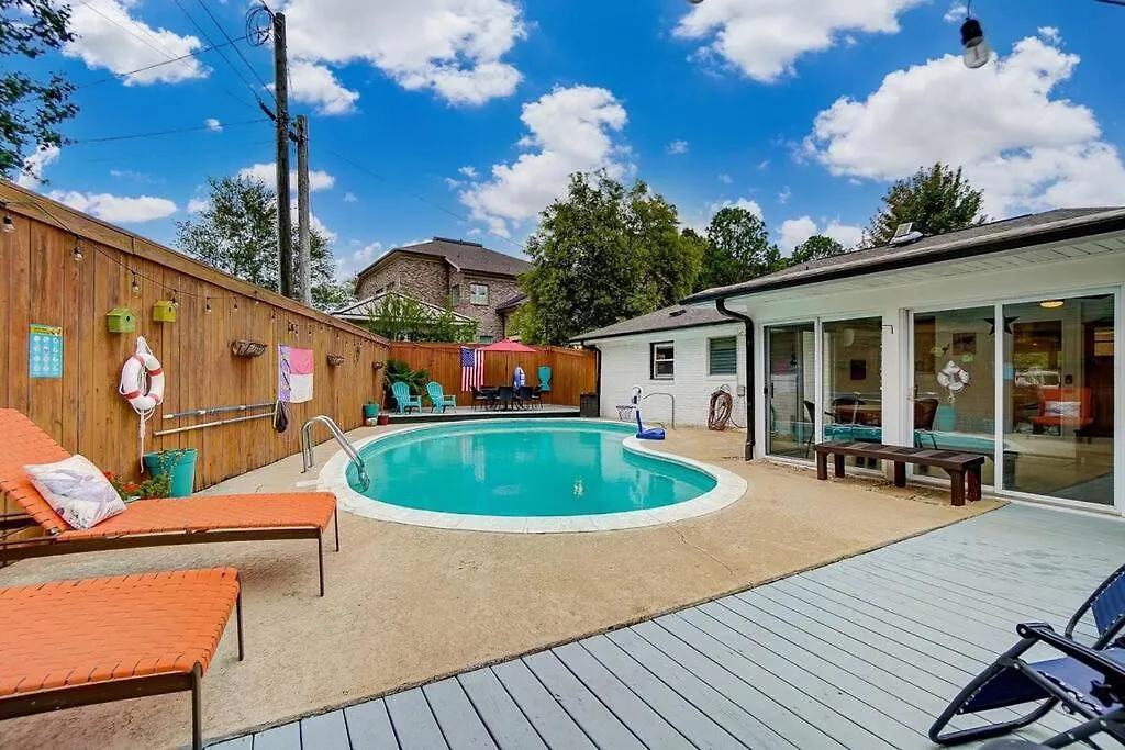 別荘 Poolside Bungalow With Fire Pit Fun And King Suite シャーロット
